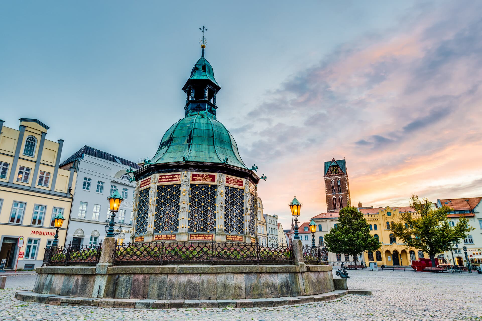 Wismarer Wasserkunst am Marktplatz im Abendlicht